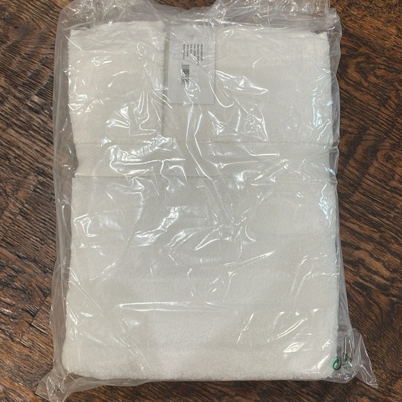 NWT 2 BATH TOWELS & 2 WASHCLOTHS- white - Picture 2 of 5